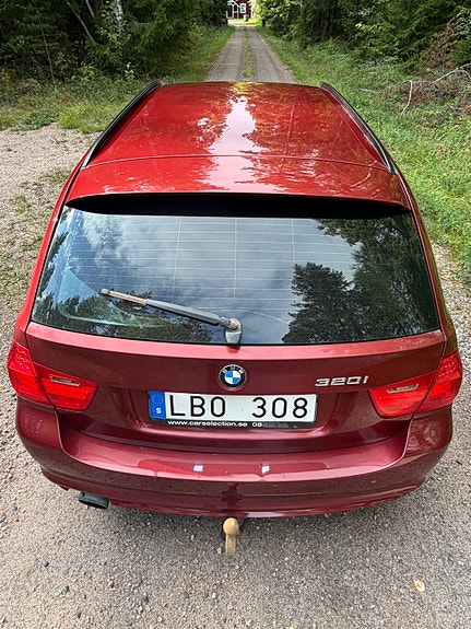 BMW 320i 3 of 12