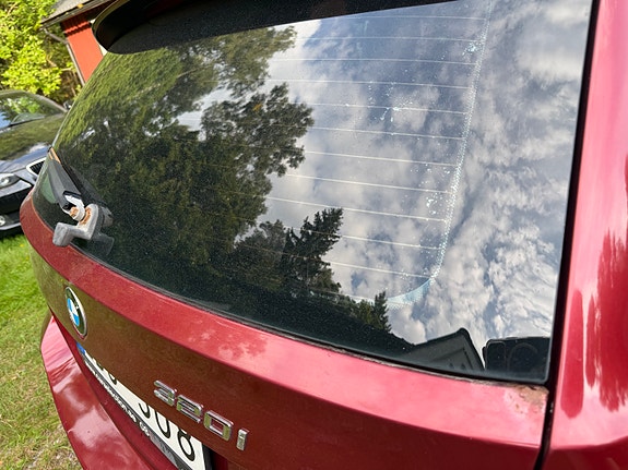 BMW 320i 10 of 12
