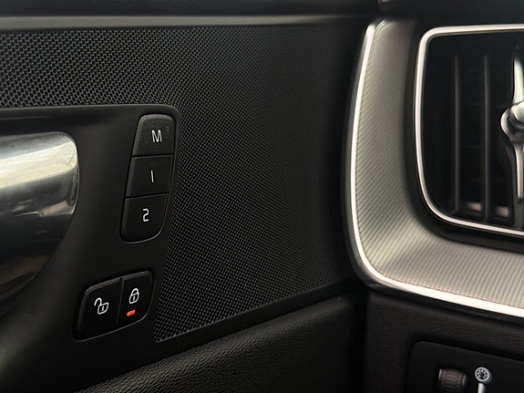 Volvo XC60 13 of 30