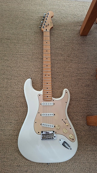 Squier by Fender Stratocaster elgitarr vit
