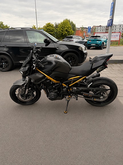 Kawasaki Z900 2 of 4