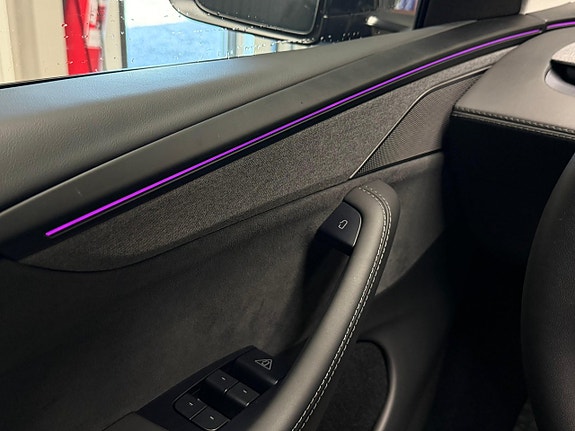 Tesla Model Y 23 of 25