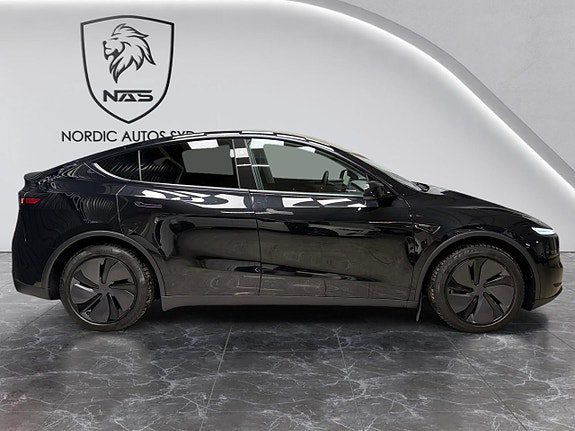 Tesla Model Y 7 of 25