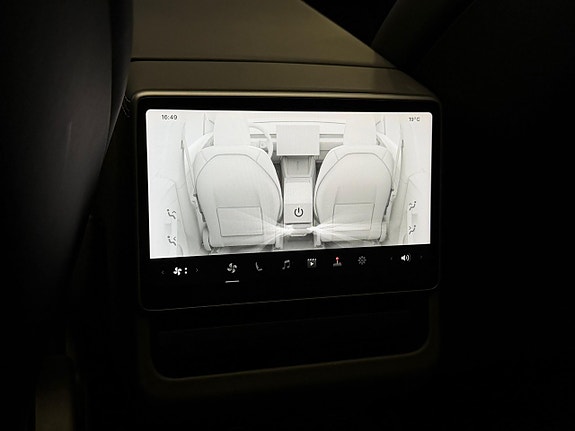 Tesla Model Y 16 of 25