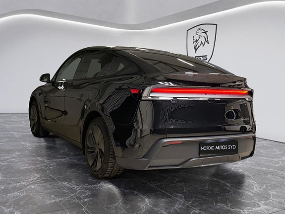 Tesla Model Y 4 of 25
