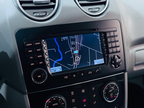 Mercedes-Benz ML320 14 of 18
