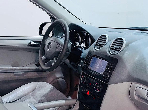 Mercedes-Benz ML320 4 of 18