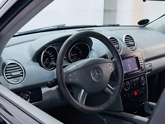 Mercedes-Benz ML320 8 of 18