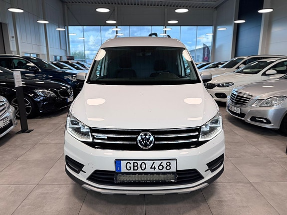 Volkswagen Caddy Alltrack 2 of 15