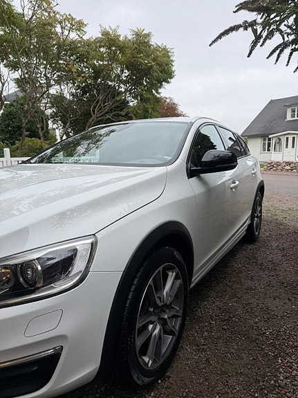 Volvo V60 Cross Country 2 of 19