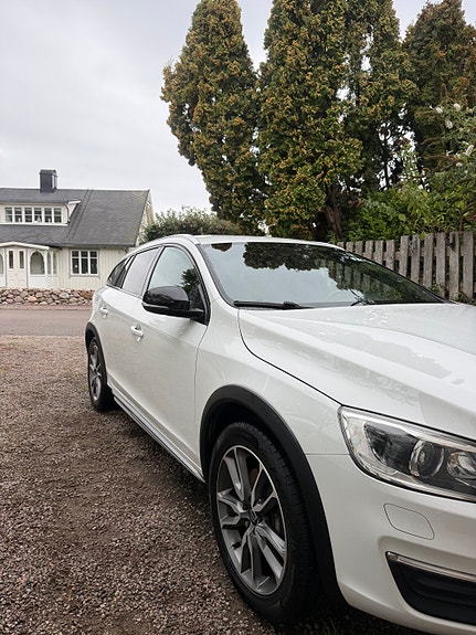 Volvo V60 Cross Country 3 of 19