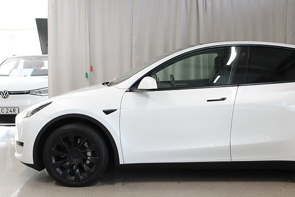 Tesla Model Y 5 of 27