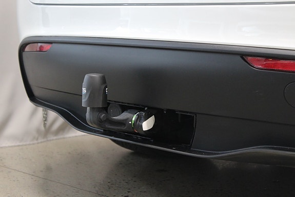 Tesla Model Y 10 of 27