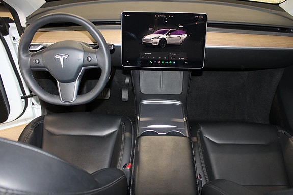 Tesla Model Y 14 of 27