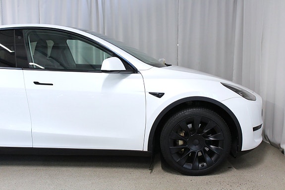 Tesla Model Y 3 of 27