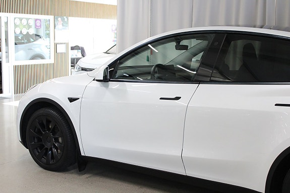 Tesla Model Y 12 of 27