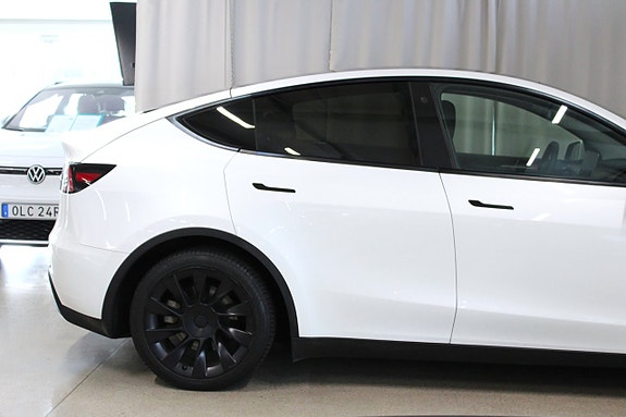 Tesla Model Y 6 of 27