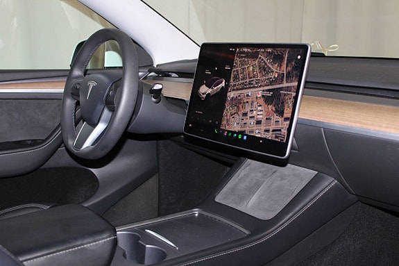 Tesla Model Y 17 of 27