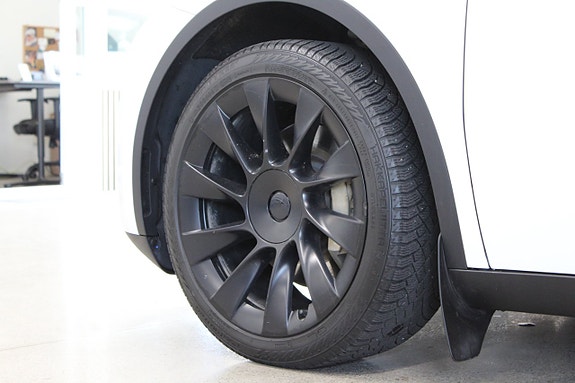 Tesla Model Y 13 of 27