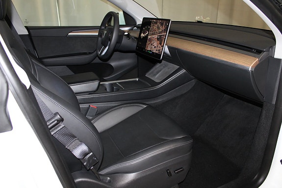 Tesla Model Y 15 of 27