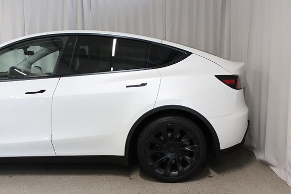 Tesla Model Y 8 of 27