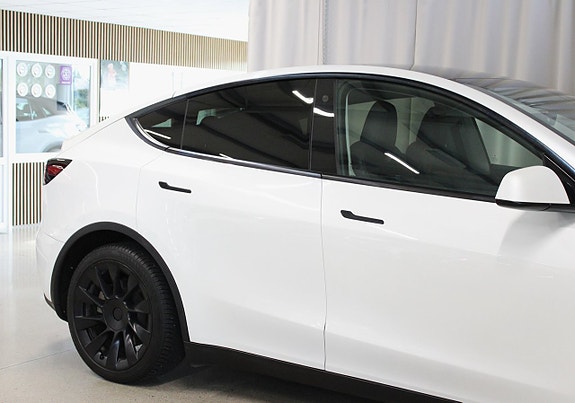 Tesla Model Y 9 of 27