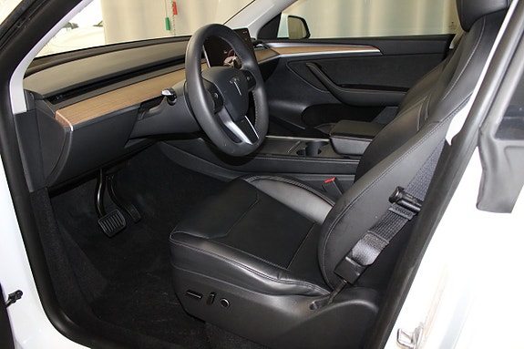 Tesla Model Y 16 of 27