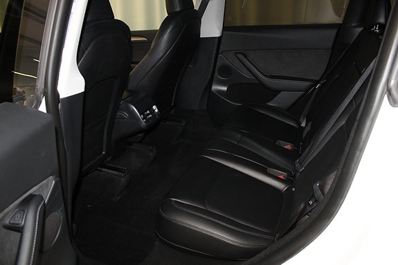 Tesla Model Y 19 of 27