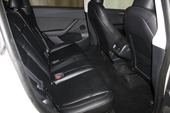 Tesla Model Y 18 of 27