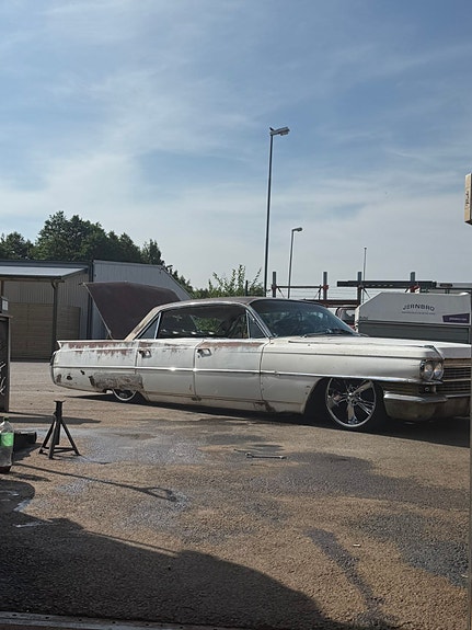 Cadillac Sedan DeVille 4 of 9