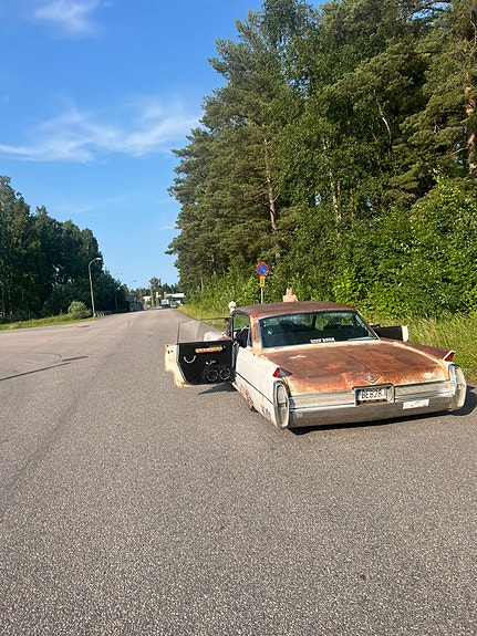 Cadillac Sedan DeVille 2 of 9