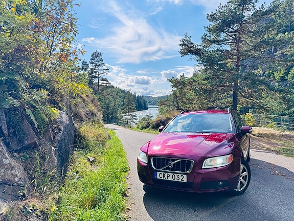 Volvo V70 2 of 7