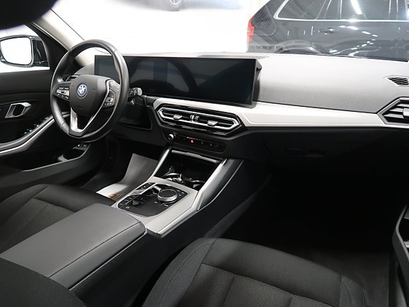 BMW 330e 18 of 30
