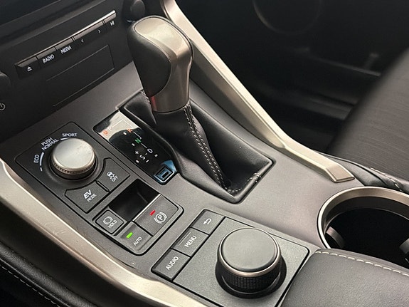 Lexus NX300h 23 of 30