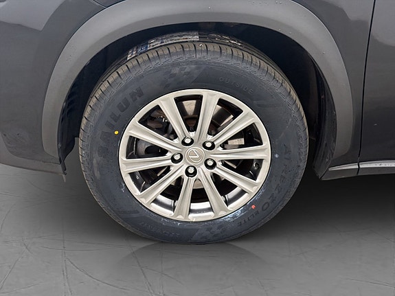 Lexus NX300h 28 of 30