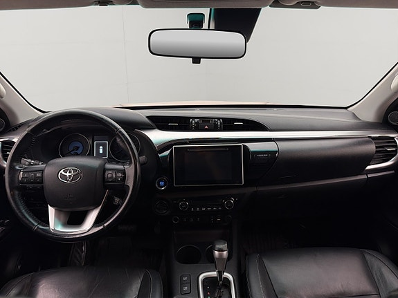 Toyota HiLux 14 of 30