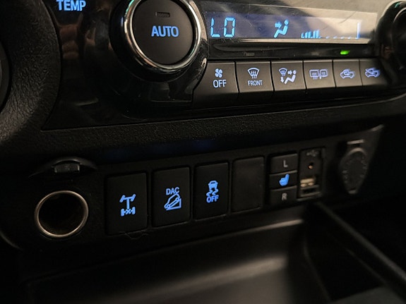 Toyota HiLux 26 of 30