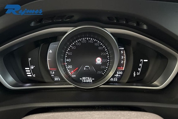 Volvo V40 Cross Country 7 of 28
