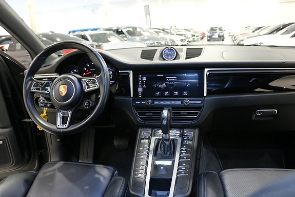 Porsche Macan 15 of 30