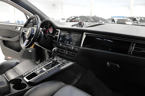 Porsche Macan 13 of 30