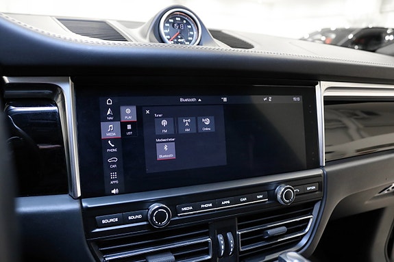 Porsche Macan 29 of 30