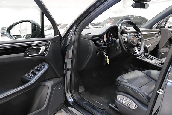 Porsche Macan 12 of 30