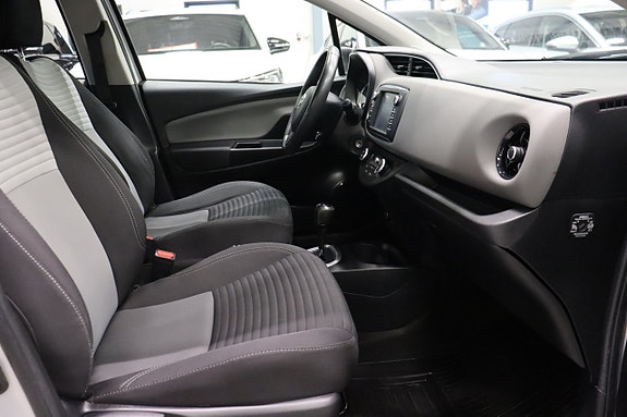 Toyota Yaris 8 of 25