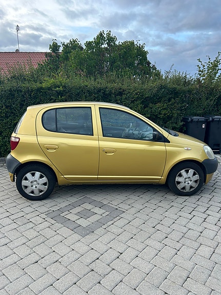 Toyota Yaris 2 of 7