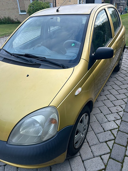 Toyota Yaris 4 of 7