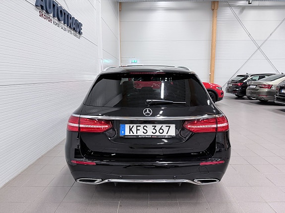 Mercedes-Benz E200 10 of 25