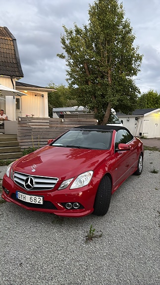 Mercedes-Benz E220 2 of 4
