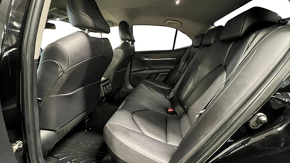 Toyota Camry 12 of 21