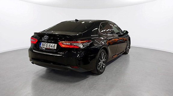 Toyota Camry 4 of 21