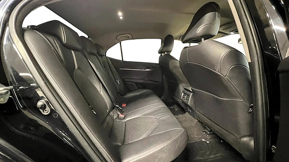 Toyota Camry 13 of 21